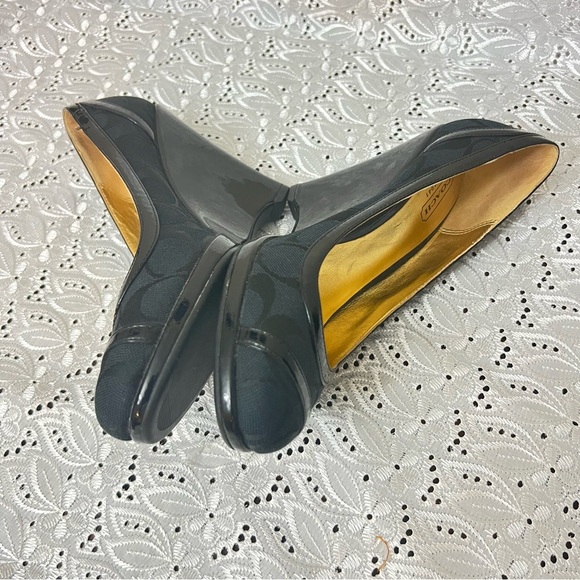 Coach Black Heels with Classic Round Toe Design - Picture 4 of 7